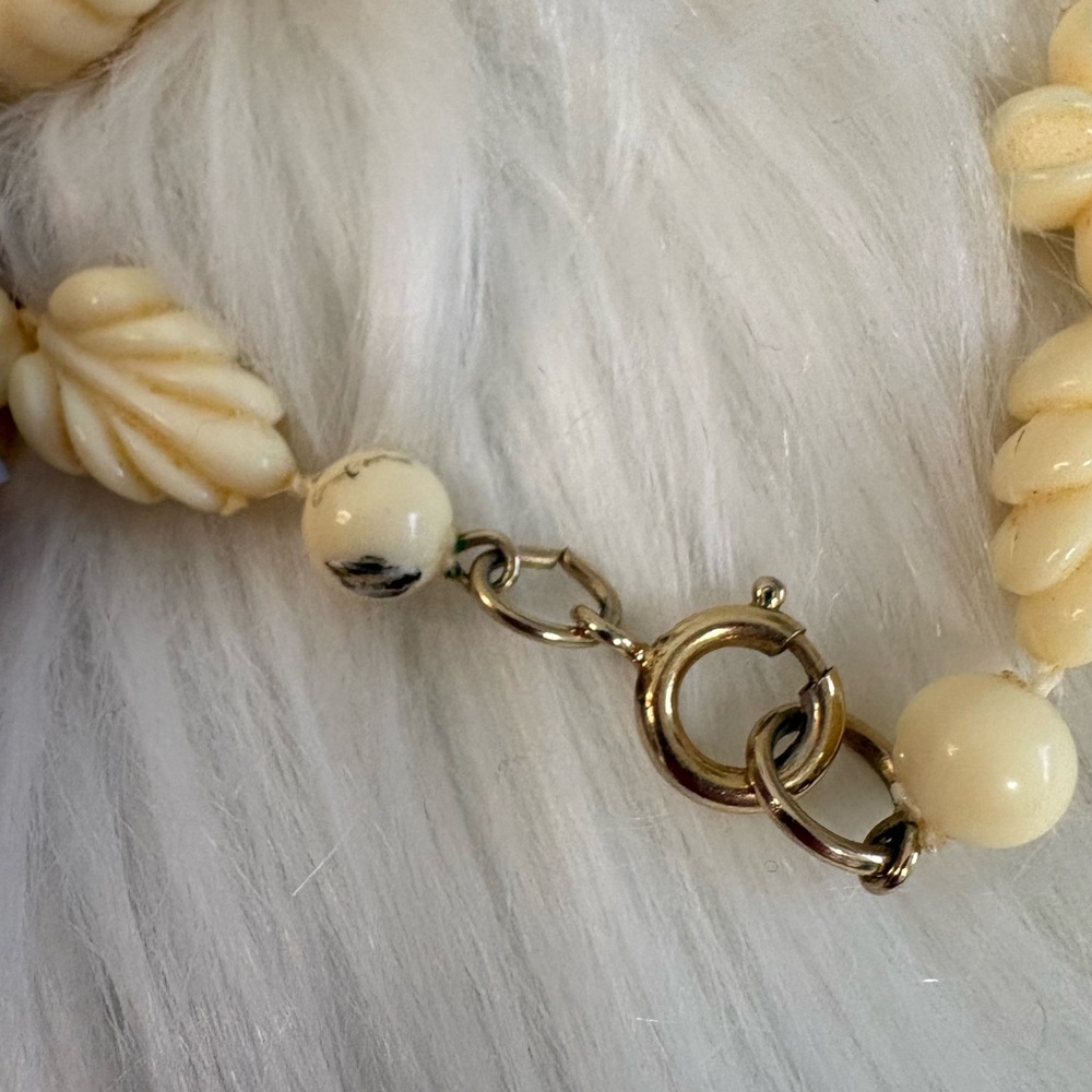 Vintage Cream Floral Carved Long plastic Necklace - Picture 5 of 7